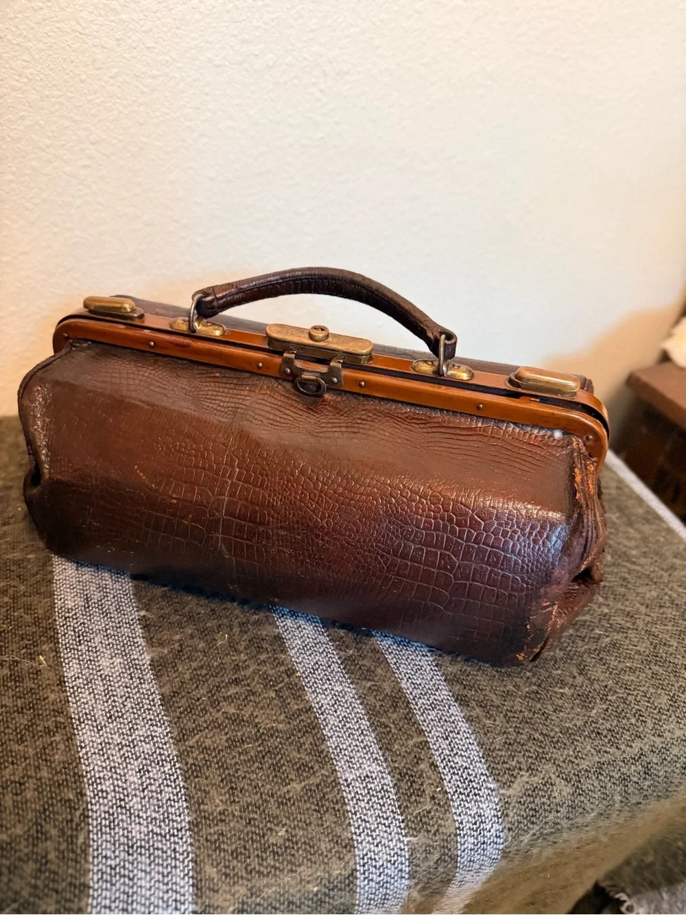 RARE Antique Crocodile Embossed Leather Gladstone Doctor Bag Brass Lock 1900s